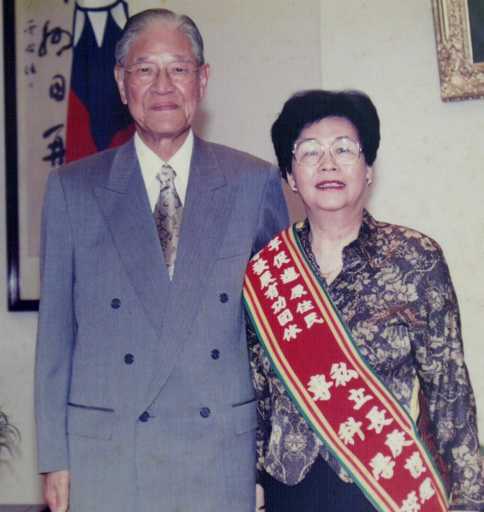 ▲民國86年榮獲「促進原住民社會發展有功團體及人士」表揚，獲李登輝總統召見