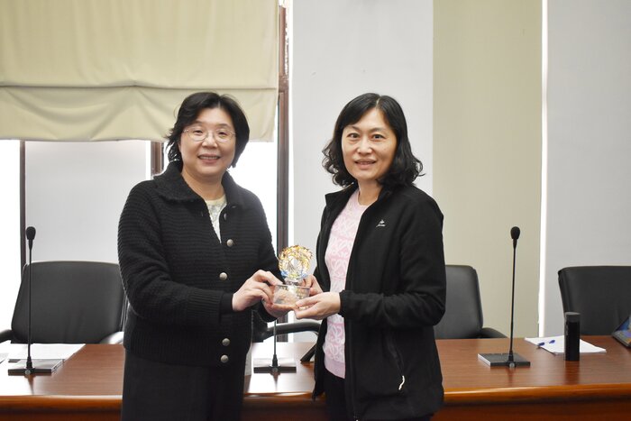 校長與陳淑卿所長合照