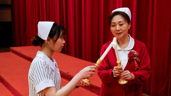 長庚科大護理系黃湘萍主任將象徵責任與期許的「薪火」傳遞地到學生手中
