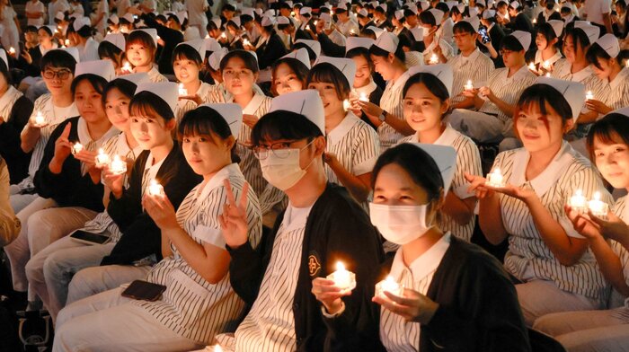 長庚科大的護理生力軍們用手中蠟燭接下象徵傳承的「薪火」