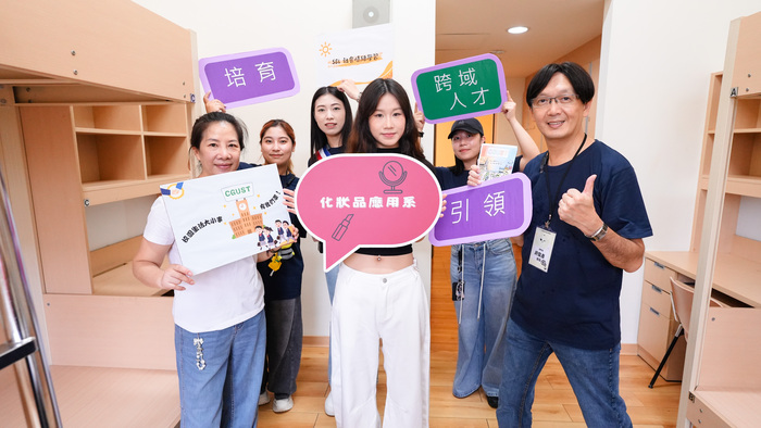 迎接新生入住的同時，師長與學長姐也走進宿舍送上關懷與祝福，陪伴新生安心展開校園生活