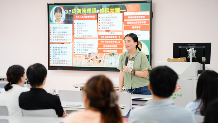 首辦新生親師會，建立親師夥伴關係，陪伴新生安心適應校園生活