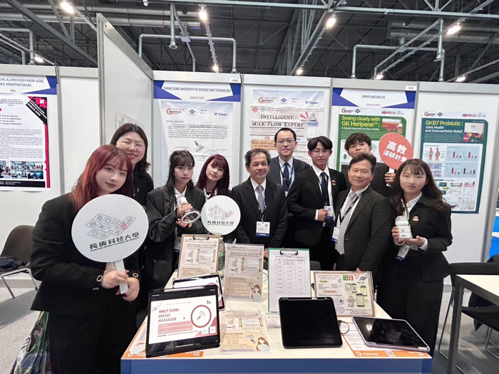 長庚科大學生參與2025日內瓦國際發明展，駐瑞大使黃偉峰博士(左5)也到場予以鼓勵