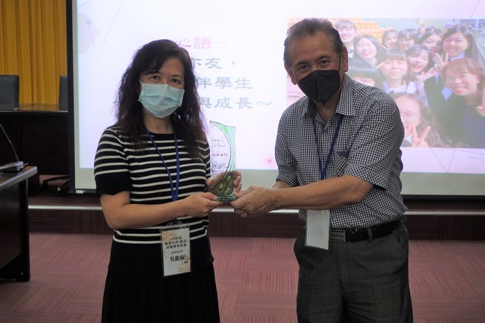 恭喜吳麗瑜老師榮獲北二區110年友善校園獎傑出導師獎