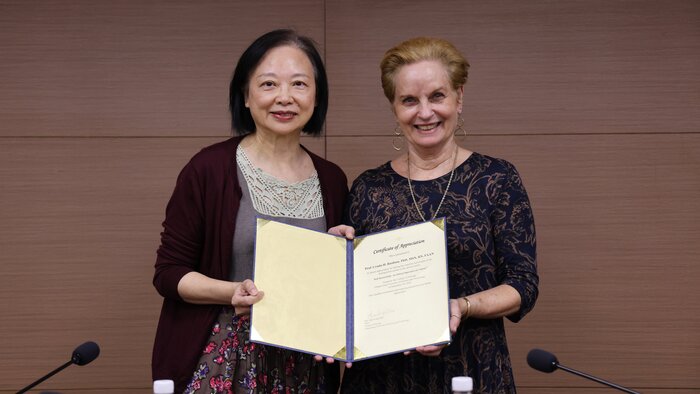周繡玲院長(左)頒發謝狀給予Cynda H. Rushton教授。