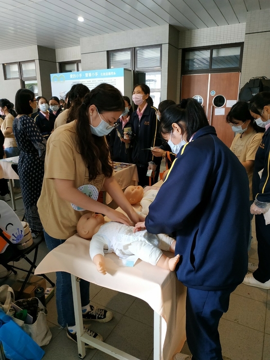 教導學生如何正確為嬰兒包換尿布
