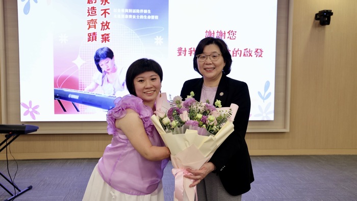 郭韋齊老師與校長合影，共同留下活動紀念。