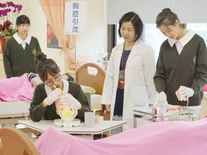 長庚科大專職於醫護、照護人才的培訓，課程結合理論與實務操作。(此照片為非疫情期間拍攝)