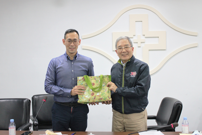 長庚科大樓迎統校長致贈學校紀念品，感謝Mike Tu的分享