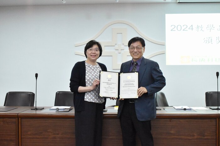 妝品系林傳福主任獲頒教學評保通過證書(另開新視窗/jpg檔)圖片