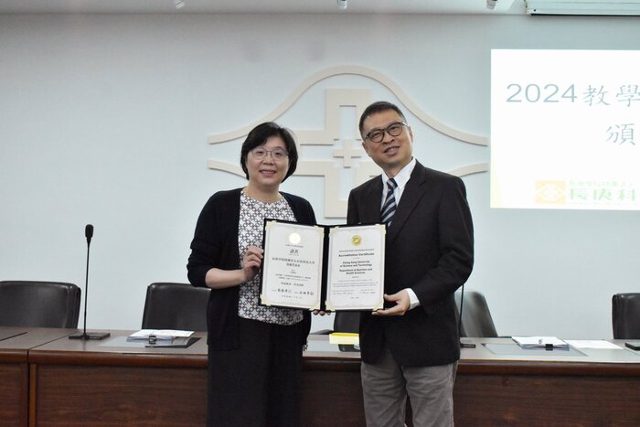 保營系許青雲教授代為接收教學評保通過證書(另開新視窗/jpg檔)圖片