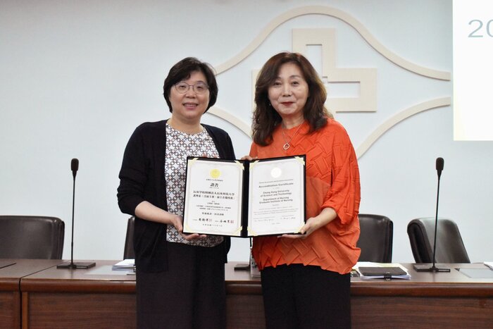 護理系黃湘萍系主任獲頒教學評保通過證書(另開新視窗/jpg檔)圖片