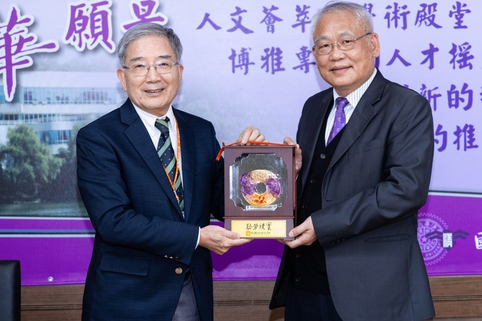 樓迎統校長贈予清華大學戴念華副校長本校之校級禮品，增進兩校間的友誼