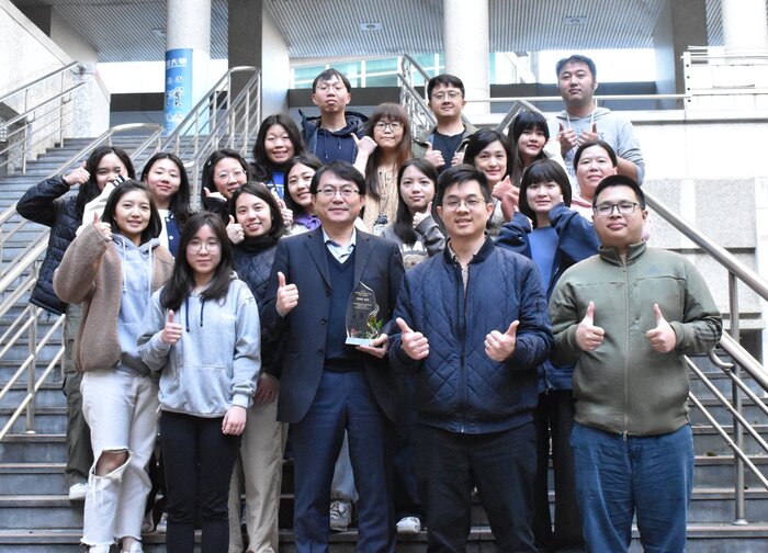 【民視新聞】長庚科大副校長黃聰龍開發創新療法　獲李國雄教授天然藥物研究獎肯定