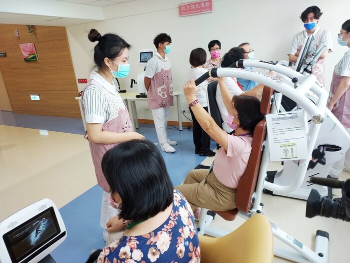 長庚科大強調情境式教學，推動長者與學生互動，以做到強化教學、服務地方的效果