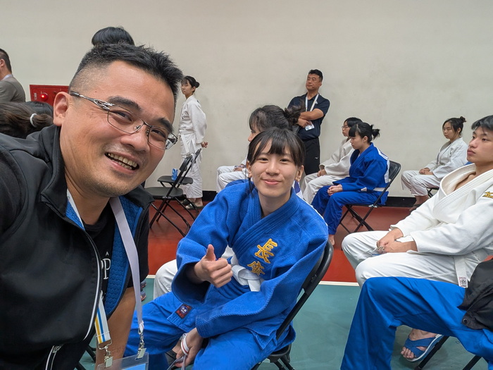 鄭敏薰選手(右)與賽前與長庚科大陳南福教練(左)合影(另開新視窗/jpg檔)圖片
