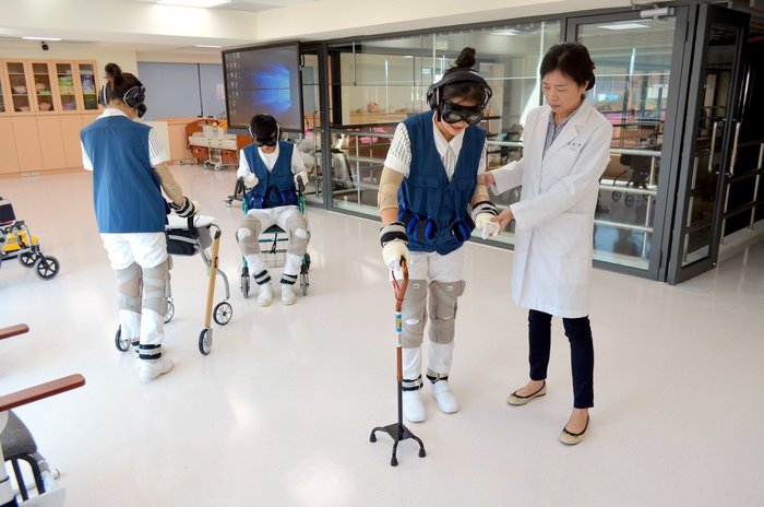 長庚科大以輔具體驗融入長照教學，讓學生感受到長者、身障者的不便，以強化教學