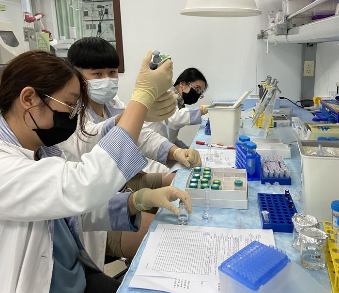 研究中心提供完整設備，學生可在老師的帶領下提升理論與實務能力
