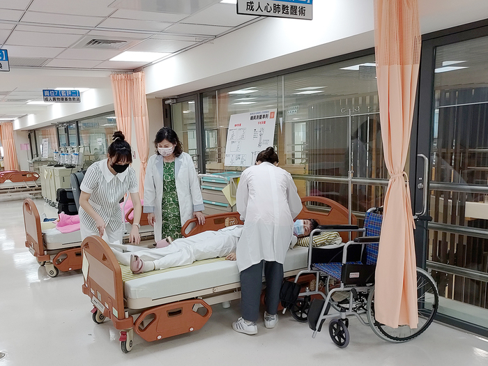 學生在老師的帶領下進行高擬真情境學習，以便未來就業能快速接軌(高齡暨長期照護研究中心)