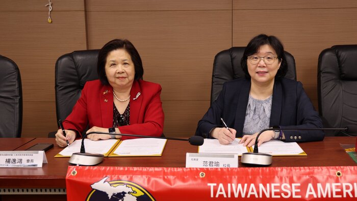 長庚科大范君瑜校長(右)與TACCAA楊逸鴻會長(左)為雙方策略聯盟進行簽約