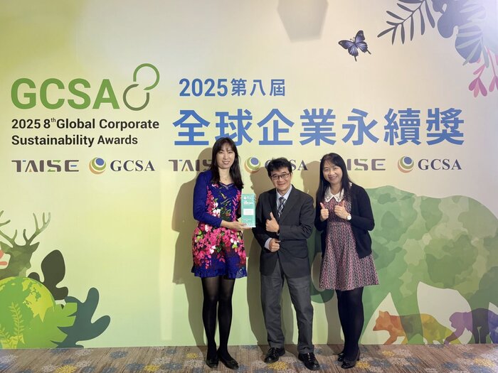 民生學院院長謝喜龍(中)與幼保系主任常雅珍(左)及幼保系助理教授邱慧芳共同參與活動。