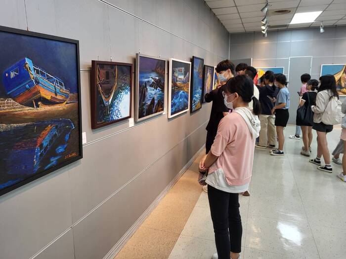 描繪「藍眼淚」之美　嘉義長庚科大與馬祖藝術家舉辦「島嶼微光」畫展2