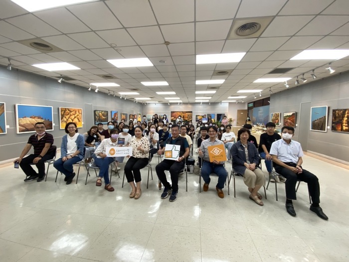 描繪「藍眼淚」之美　嘉義長庚科大與馬祖藝術家舉辦「島嶼微光」畫展3