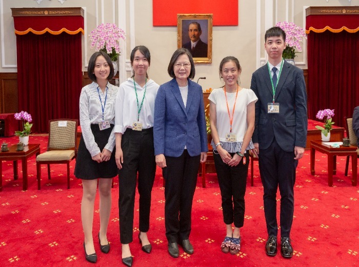 社團幹部及指導老師榮獲第27屆傑青獎 接受總統召見表揚