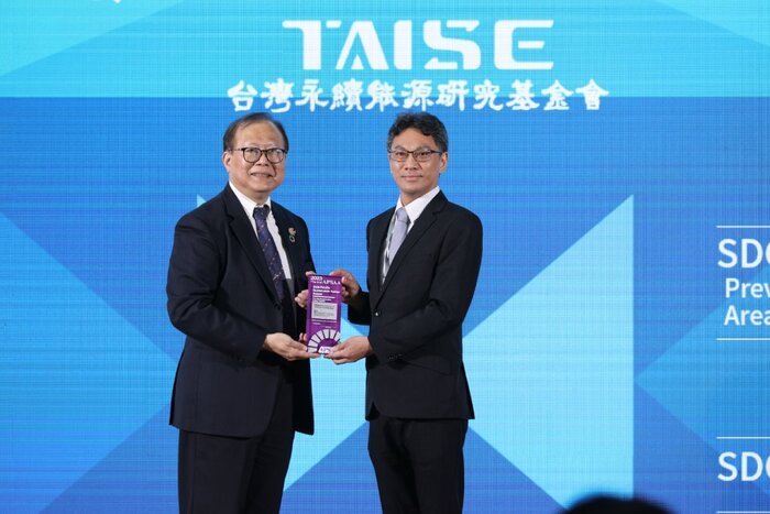 長庚科大獲2023台灣永續行動獎金獎與亞太永續行動獎銀獎，由楊文進主秘（右）代表受獎。