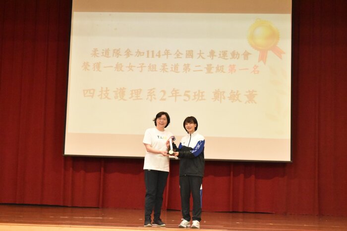 全大運獲獎的鄭敏薰(右)、劉倚岑、洪敏芳等同學們將獎牌獻給范君瑜校長(左)，表達對學校栽培的感謝。