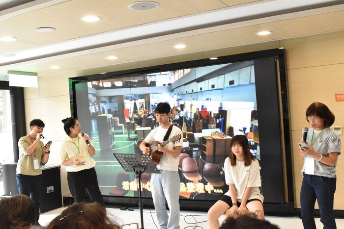 長庚科大的校友們於校慶活動上與學弟妹們共同帶來精彩的表演。