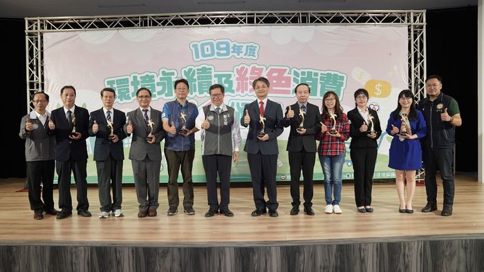 本校獲頒108年民間企業與團體綠色採購績效卓越獎，由羅文偉總務長代表於109年11月24日至桃園市政府接受桃園市長頒獎。