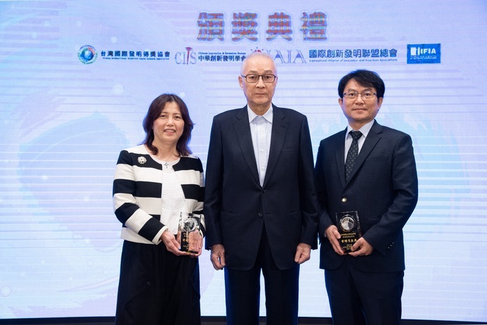2021第十七屆IIP國際傑出發明家獎頒獎典禮-右為黃聰龍院長