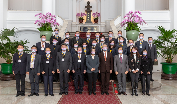 民生學院黃聰龍院長榮獲「2021國際傑出發明家發明貢獻獎」受到總統接見