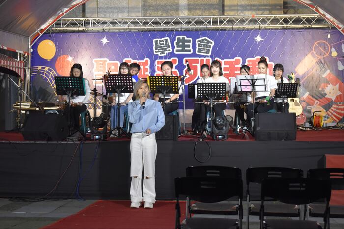 藝人嘻小瓜擔任本次表演的主持，為活動帶來愉快的氛圍