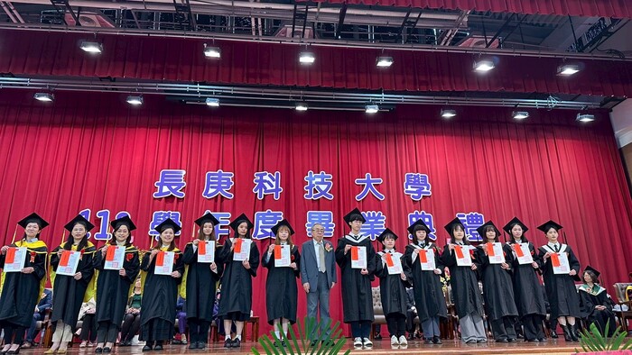 王文淵董事長為長庚科大畢業生頒發學業成績優良獎。