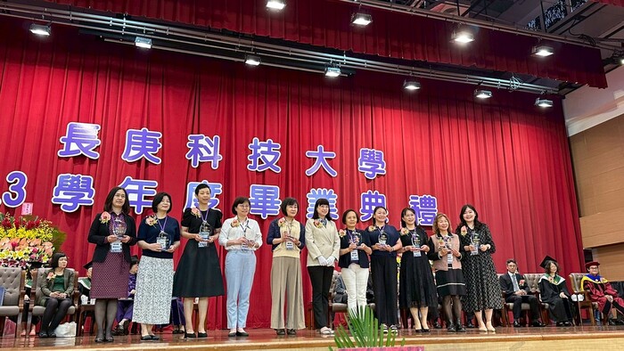 10名校友返校接受長庚科大頒發傑出校友獎。