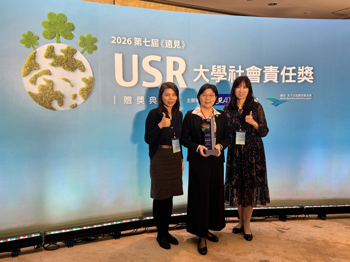 長庚科大校長范君瑜 (中)與幼保系主任常雅珍(右)及幼保系助理教授劉芳妤共同合影