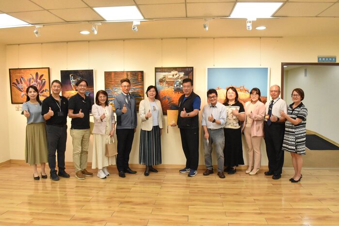畫家曹松清先生與長庚科大校長、主管們〈島嶼那些故事〉畫展開幕典禮大合照。